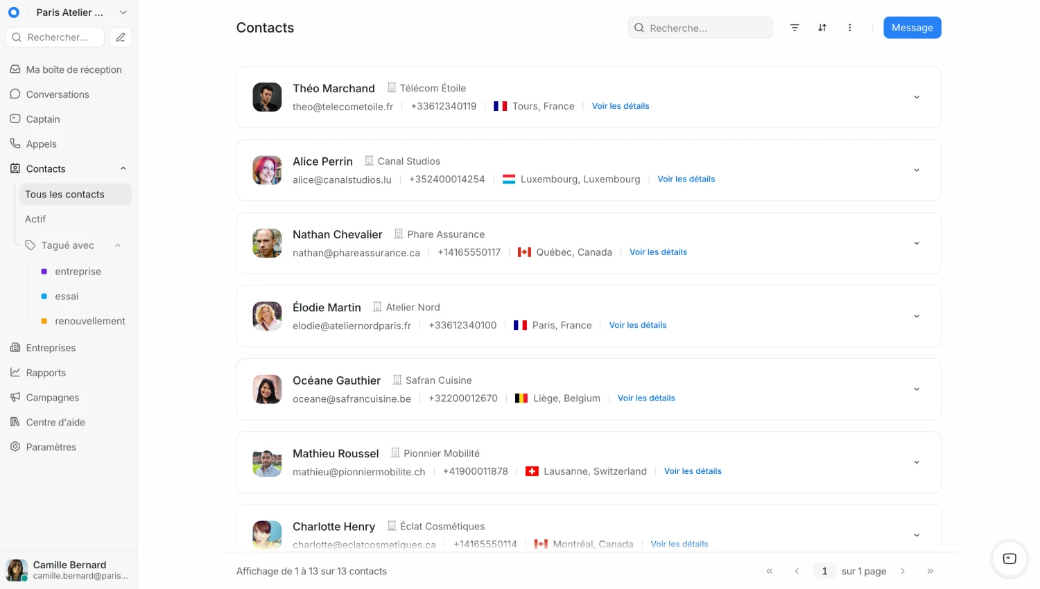 Liste des contacts Chatwoot avec le nom, l’entreprise, l’e-mail, le téléphone et la localisation de chaque contact, et les étiquettes dans la barre latérale.