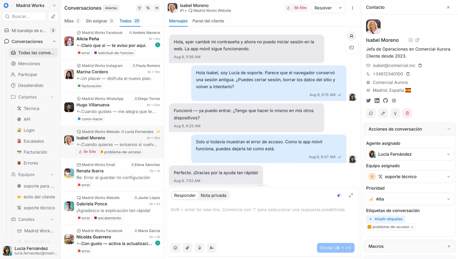 Vista de conversaciones de Chatwoot: la lista de la bandeja de entrada a la izquierda, una conversación abierta con un cliente en el centro y el panel de detalles del contacto y acciones de la conversación a la derecha.