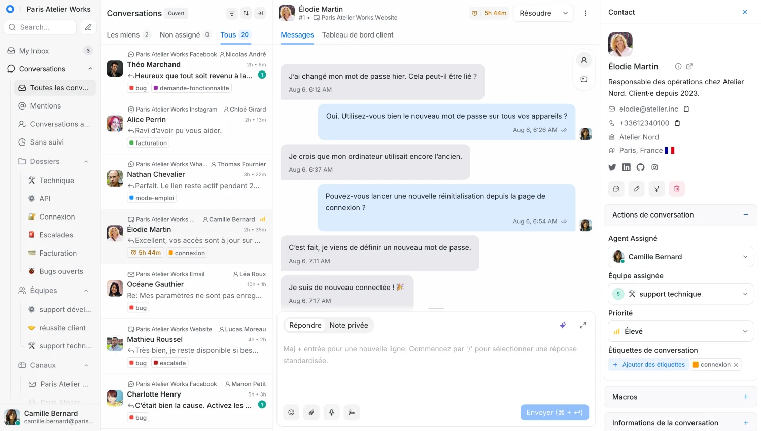 Vue des conversations Chatwoot : la liste de la boîte de réception à gauche, une conversation client ouverte au centre, et le panneau des coordonnées du contact et des actions de conversation à droite.